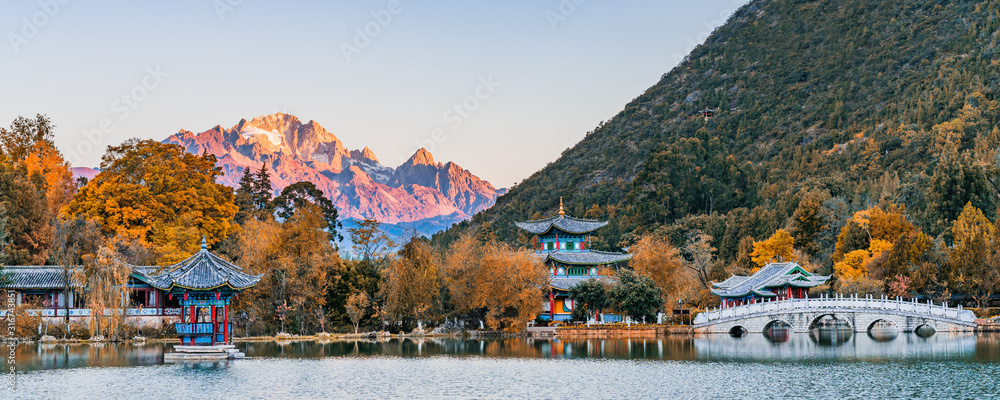 中国云南丽江玉龙雪山和黑龙湖的清晨景色