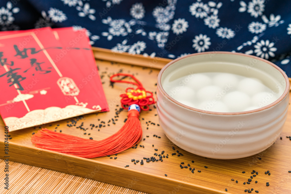 中国元宵节传统美食红底花生饺子