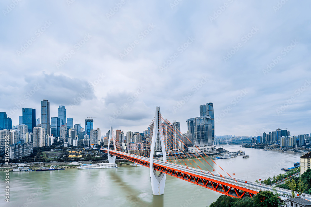中国重庆的高层建筑和东水门大桥