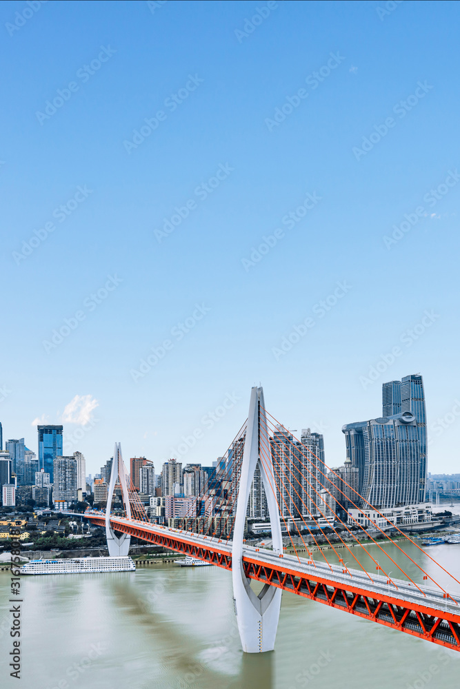 中国重庆的高层建筑和东水门大桥