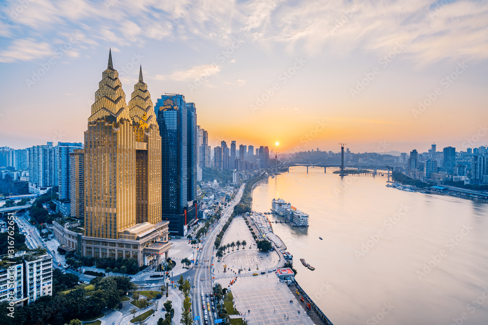 中国重庆长江沿岸金色高层建筑黄昏景观