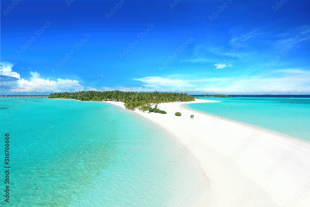 度假的夏日背景。绿松石海洋中美丽的沙洲，蓝天下有白色的木屐