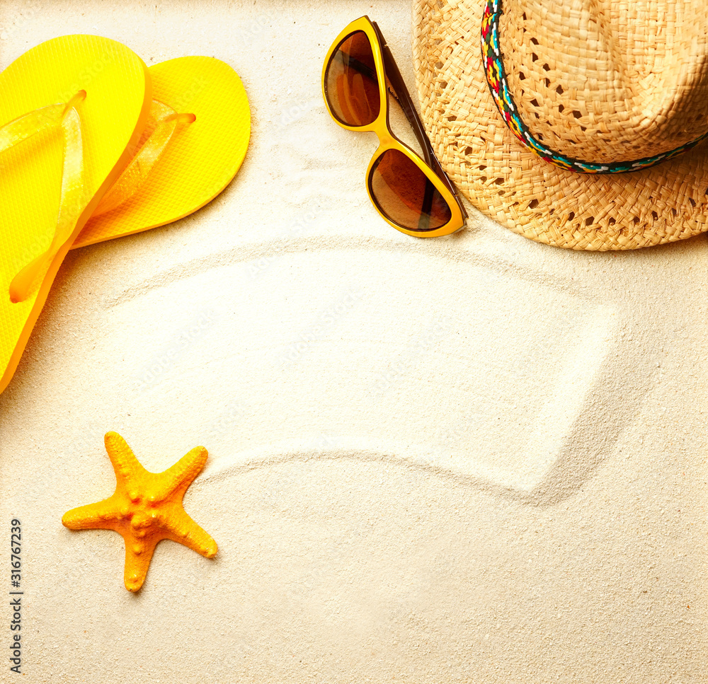 沙滩度假概念的黄橙色彩色夏季配饰。草帽、太阳镜、沙滩f