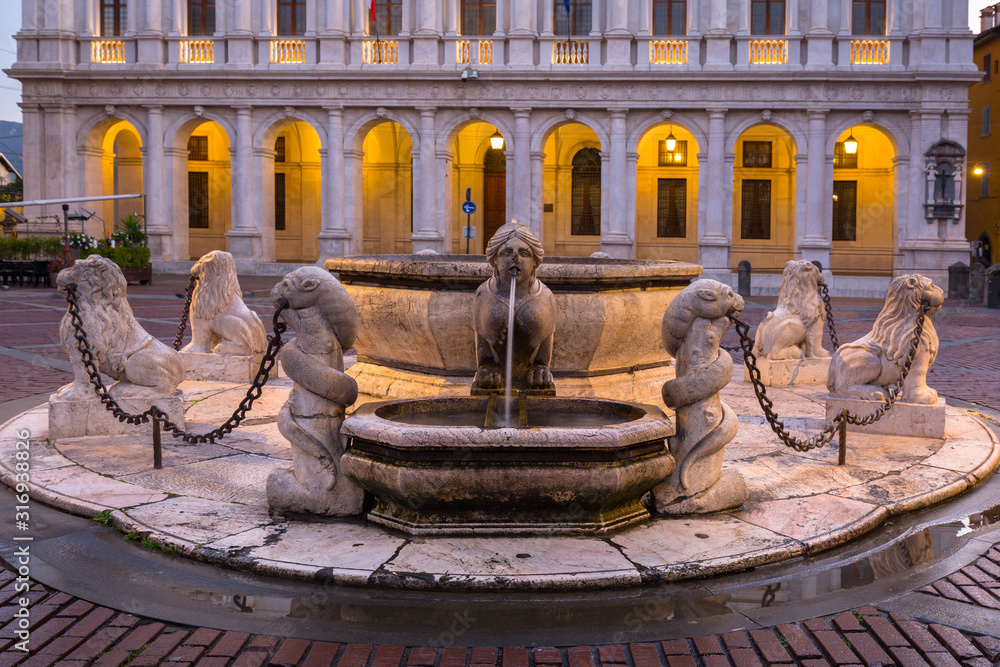 意大利贝加莫维奇亚广场黎明时分的美丽喷泉