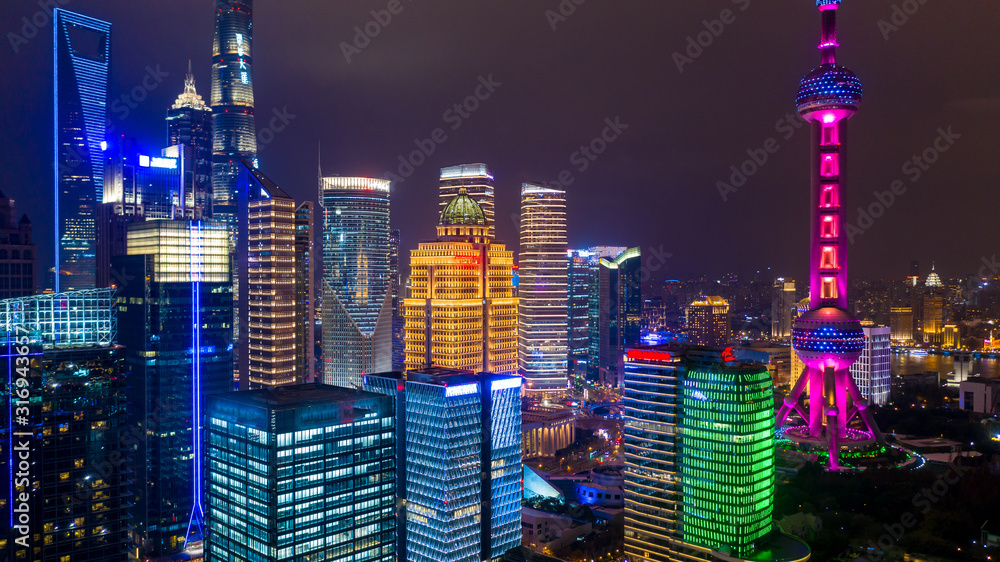 鸟瞰上海天际线和摩天大楼，黄浦江上的中国上海现代城市。