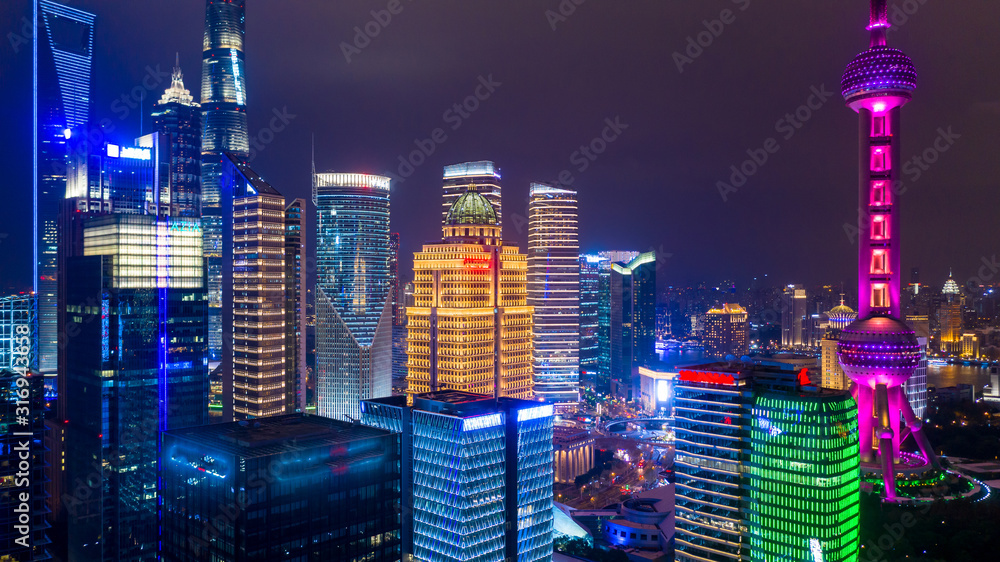 俯瞰上海天际线和摩天大楼，黄浦江上的中国上海现代城市。
