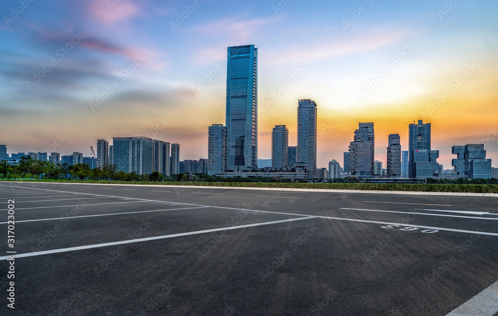 城市道路与深圳建筑景观天际线……