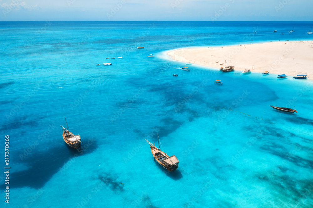 热带海岸的渔船鸟瞰图，苏岛有透明的蓝色海水和沙滩