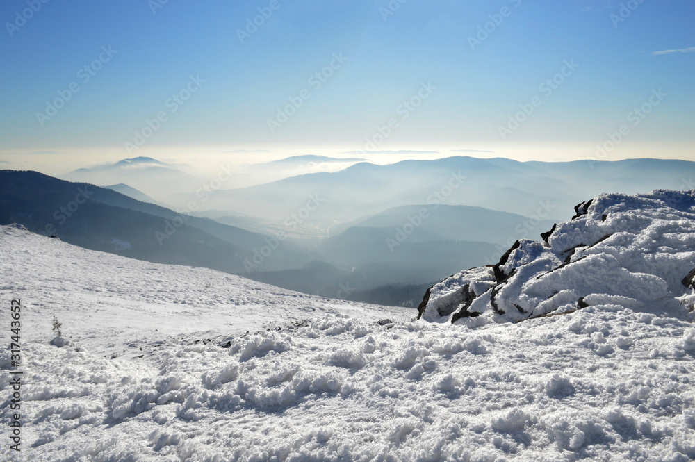 阳光明媚的冬季喀尔巴阡山脉。冬季积雪覆盖的山峰