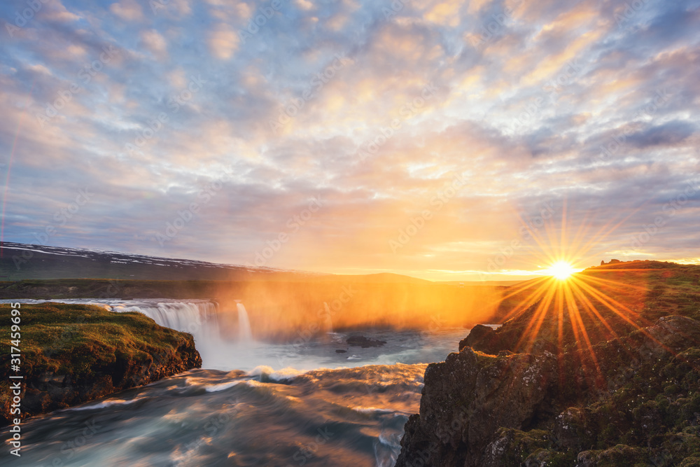欧洲冰岛Skjalfandafljot河Godafoss瀑布上的彩色日出。风景照片