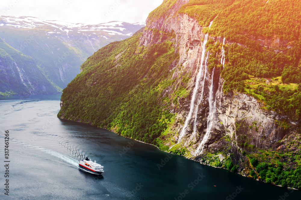 盖兰格别墅附近的Sunnylvsfjorden峡湾和著名的七姐妹瀑布的壮丽景色