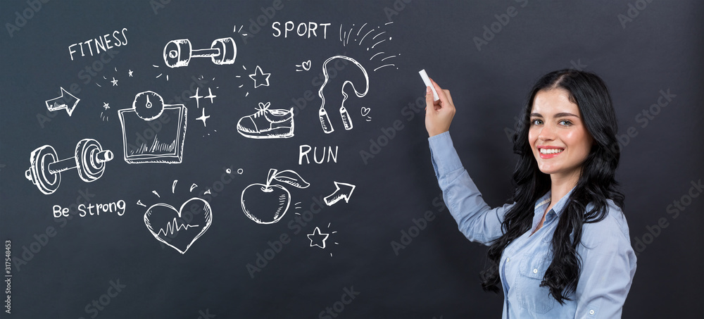 年轻女性在黑板上写字的健身与饮食