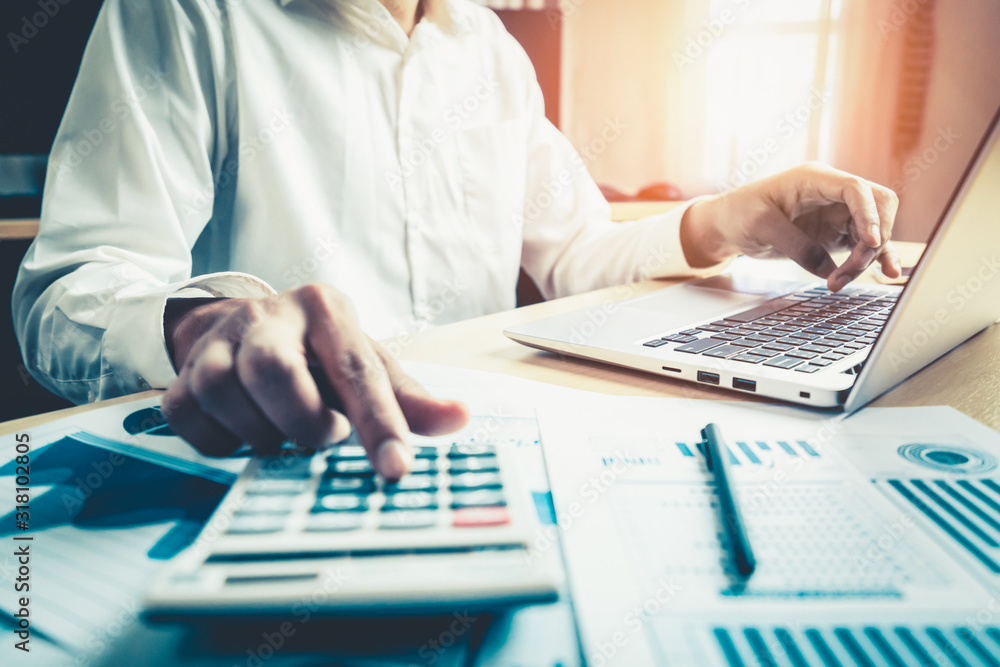 商业会计或财务专家在公司分析业务报告图表和财务图表