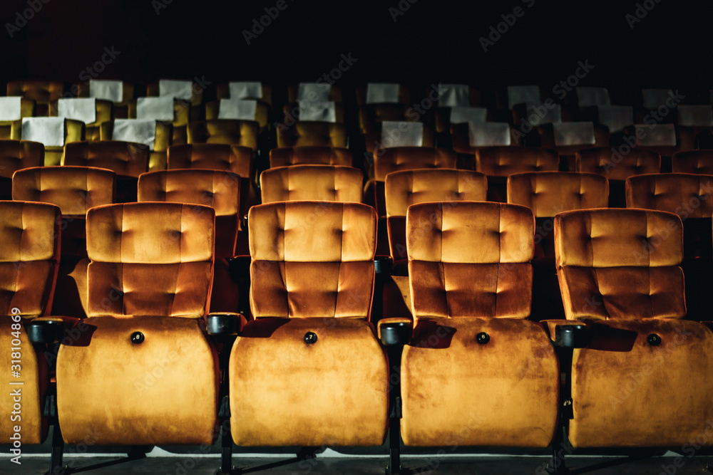 电影院里的一排黄色座椅，椅子上放着爆米花
