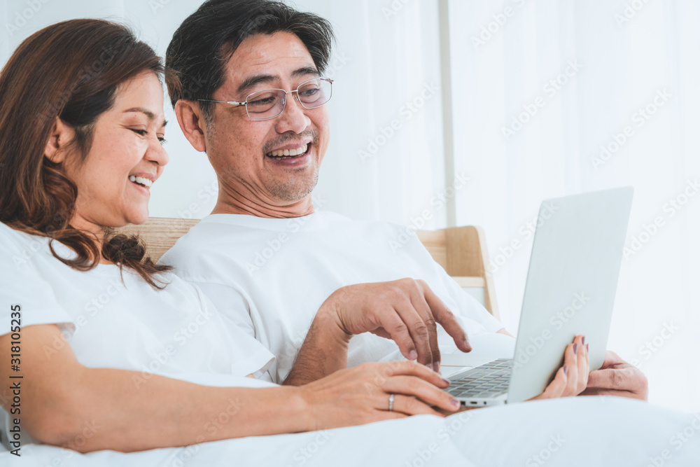 幸福的亚洲老年夫妇在家度过美好时光。老年人退休，健康的老年人