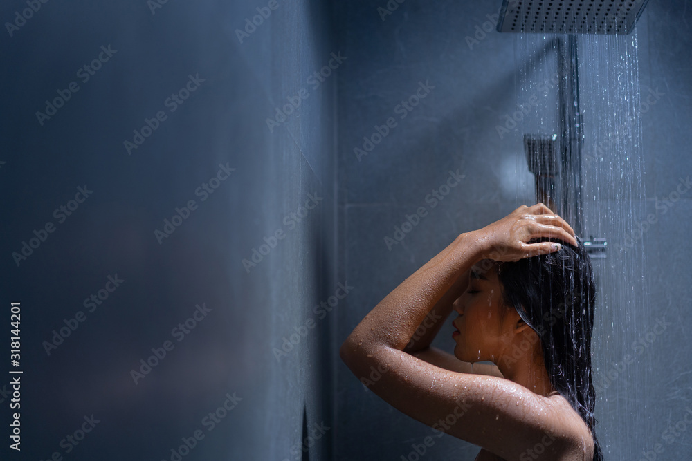 女人洗澡和洗头都很放松。