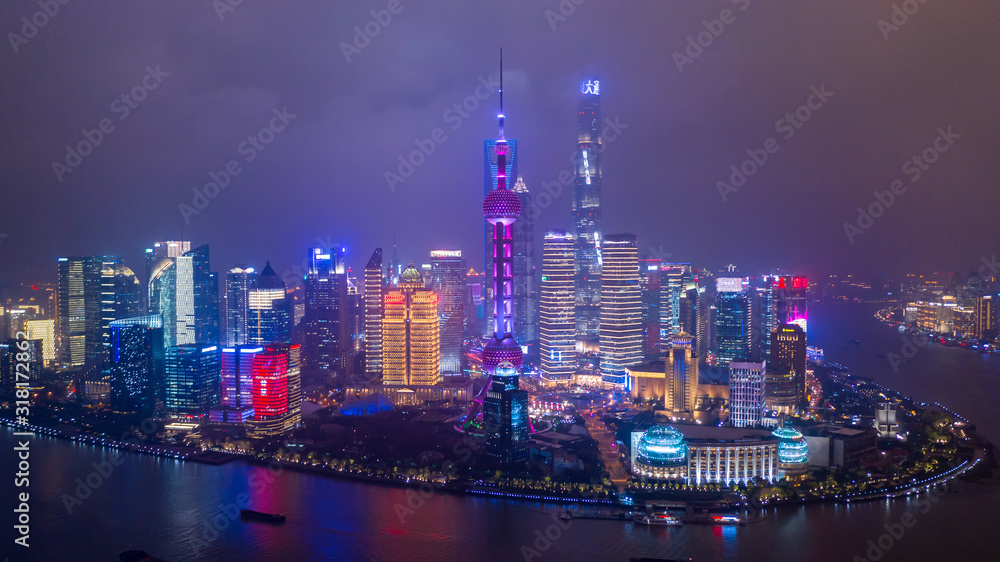 鸟瞰上海城市天际线和摩天大楼，环上中国夜晚的上海现代城市