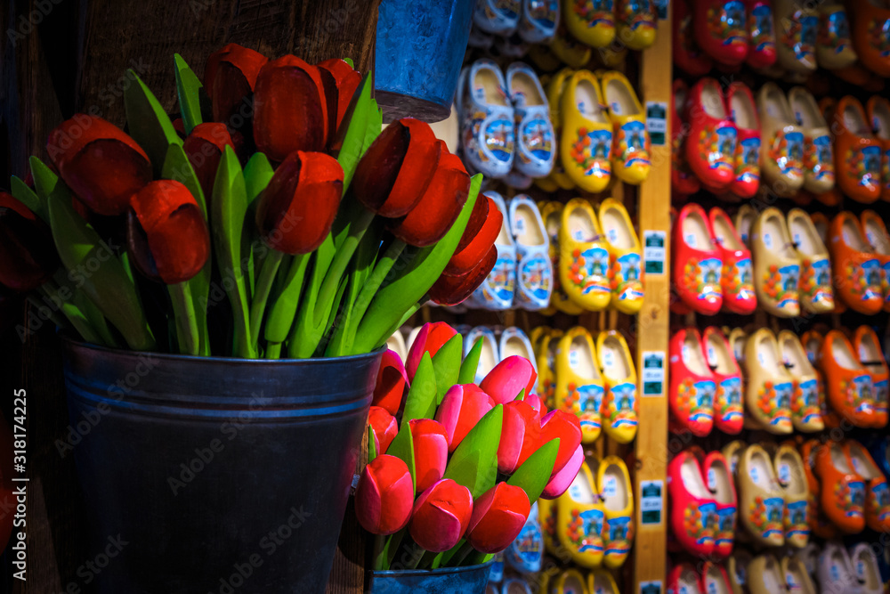荷兰纪念品商店里的传统木鞋和木制郁金香