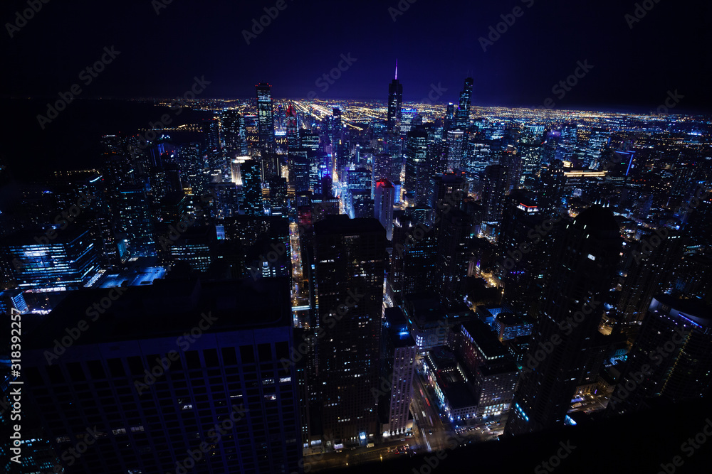 伊利诺伊州芝加哥市中心摩天大楼和街道的夜景天际线全景