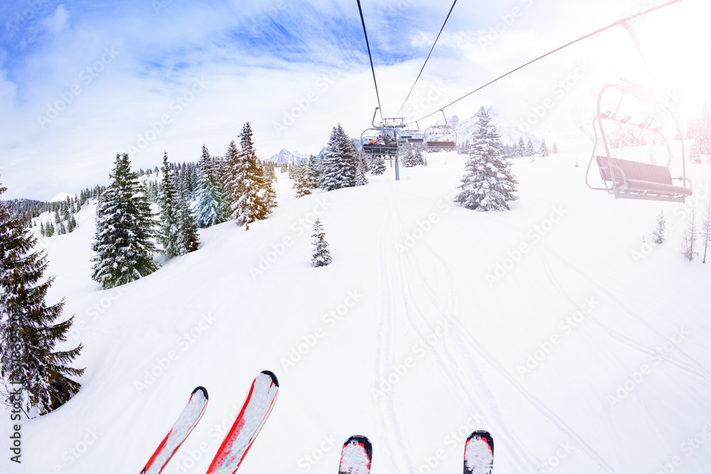 阿尔卑斯山度假胜地壮丽的白雪覆盖的冷杉林景观上的滑雪和缆车部分