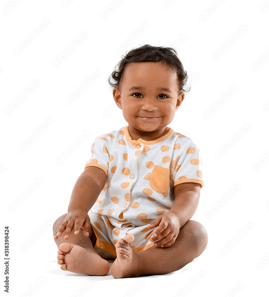 可爱的非裔美国婴儿被隔离在白人身上