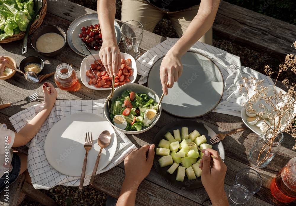 有机沙拉男女晚餐，俯视食品健康有机蔬菜概念