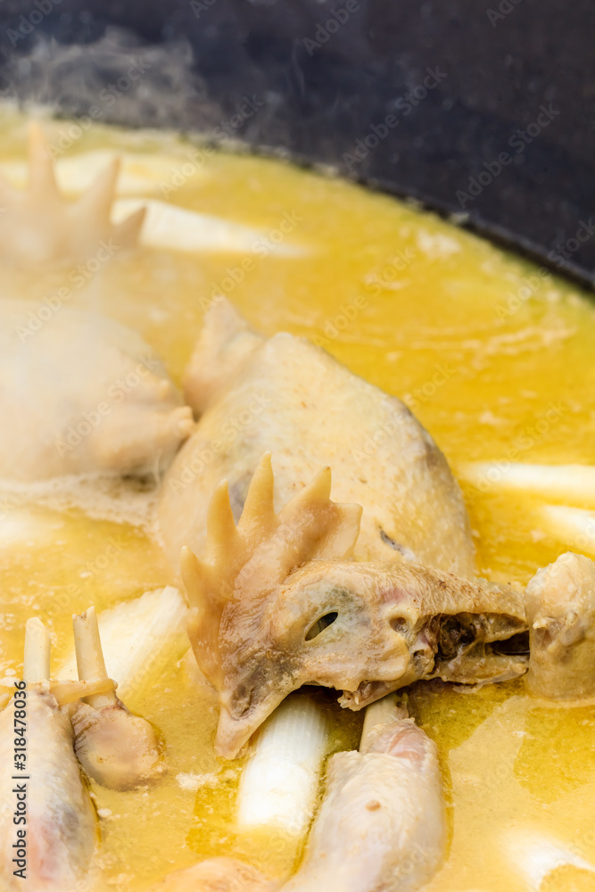 锅里的美味水煮鸡。中国菜。