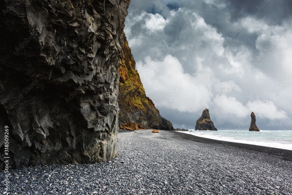 冰岛维克州Reynisdrangar附近黑色海滩上的玄武岩岩层。风景照片。