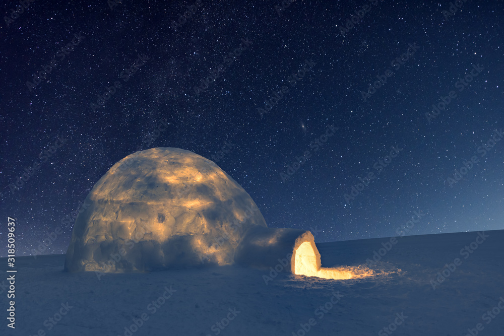 冬季的景象，白雪皑皑的冰屋和夜空中的乳白色。星星照耀下的奇妙冬季景观