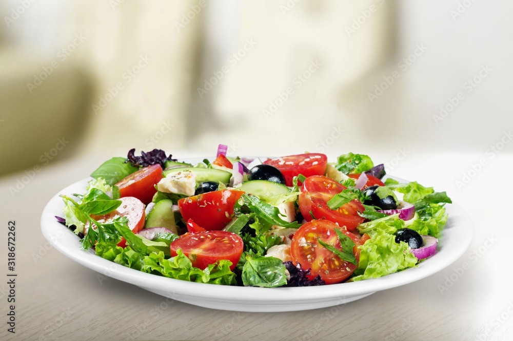 盘子里的新鲜希腊蔬菜沙拉