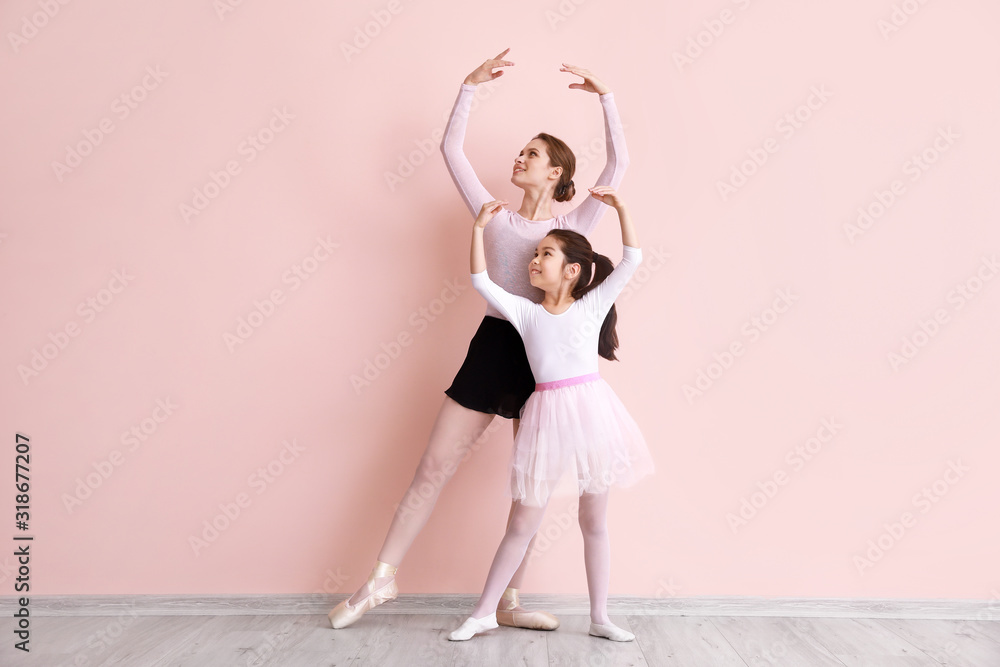 小芭蕾舞演员与教练在彩色背景下训练