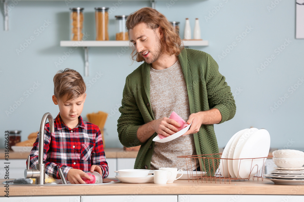 父亲和儿子在厨房洗碗