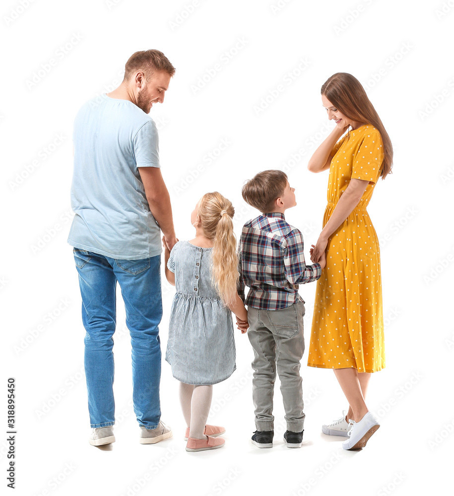 白色背景下的幸福家庭，后视图