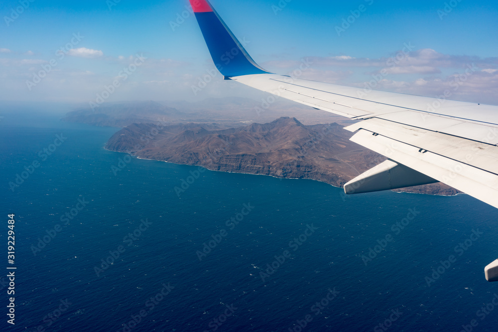 飞机机翼下的加那利群岛山脉景观