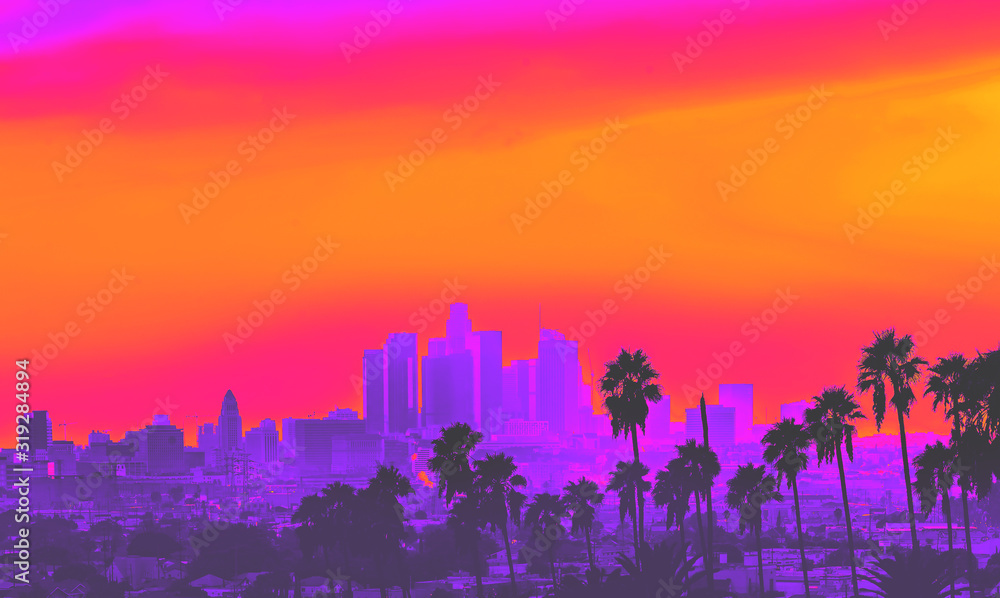 日落时洛杉矶市中心的天际线，前景是棕榈树的合成波风格