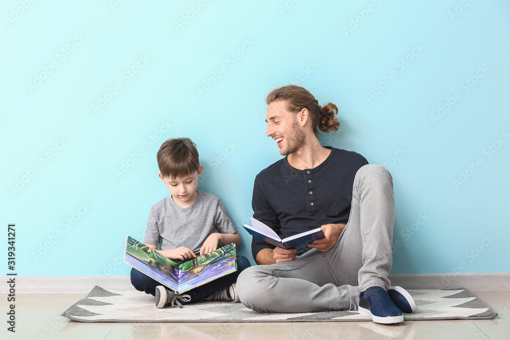 父亲和他的小儿子在光墙附近看书