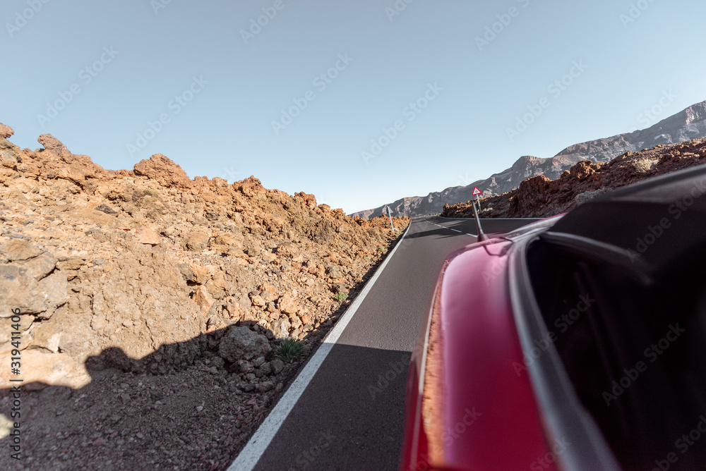 在旅行中从车窗看到火山谷上美丽的道路