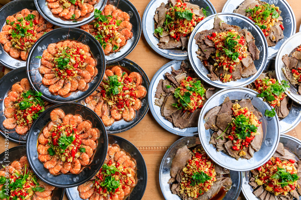 水煮虾和牛肉干凉菜，中国美食。顶部视图。