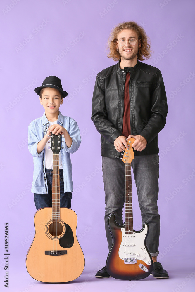 男人和他的小儿子用彩色背景的现代吉他