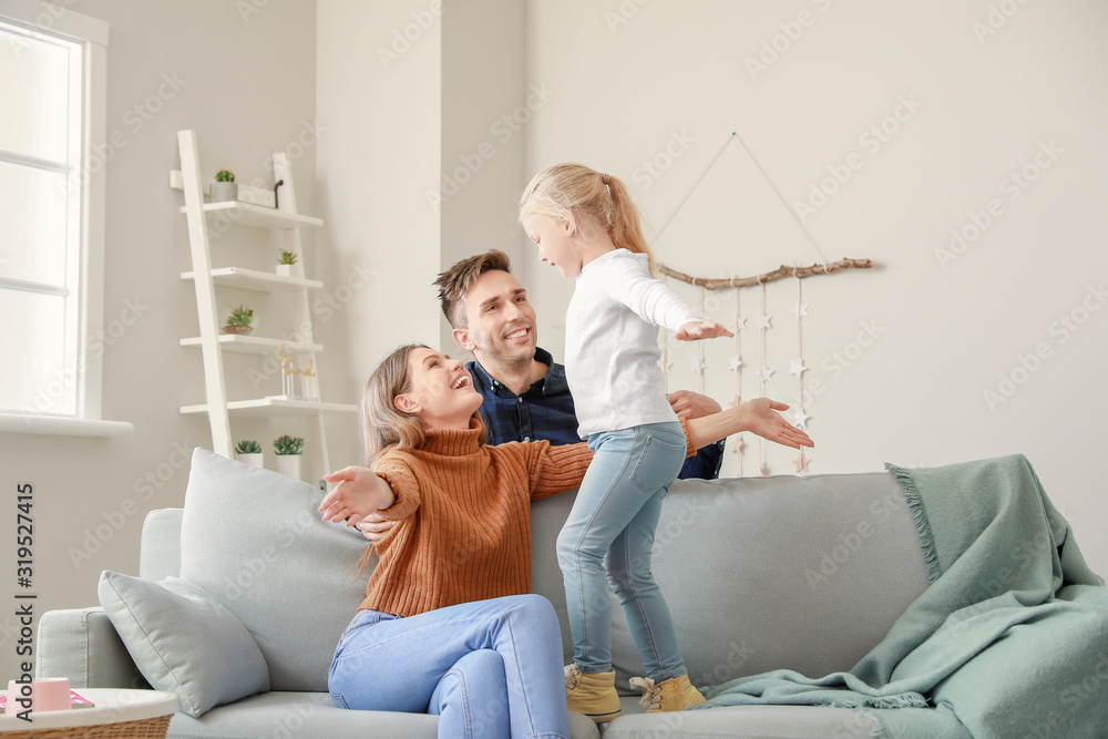 幸福的年轻家庭在家的画像
