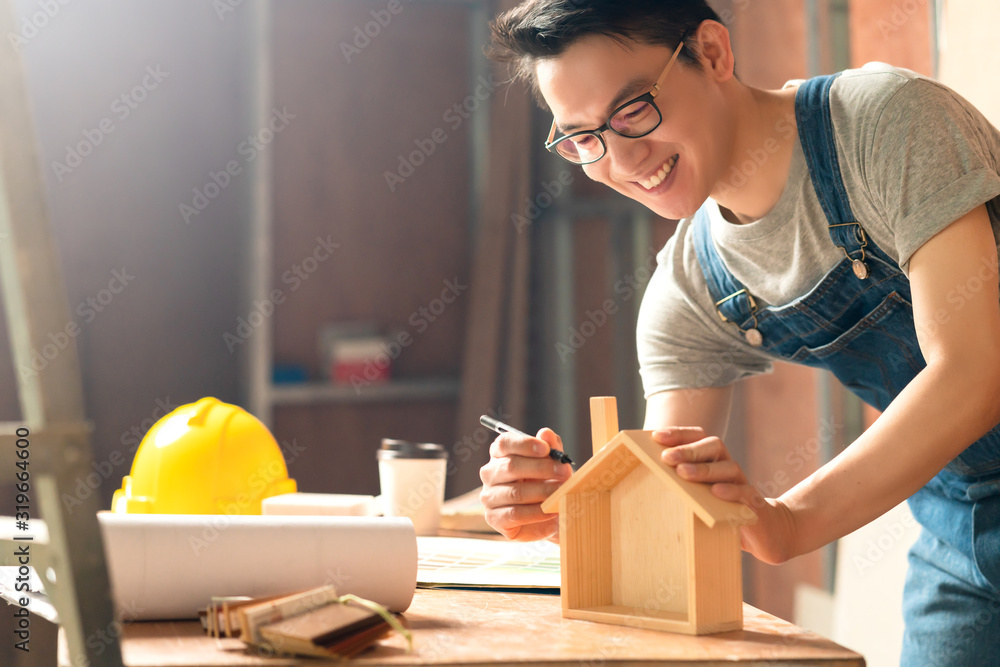 聪明迷人的轻便眼镜亚洲男性手工艺者或室内设计师专注于c场地的木材工作