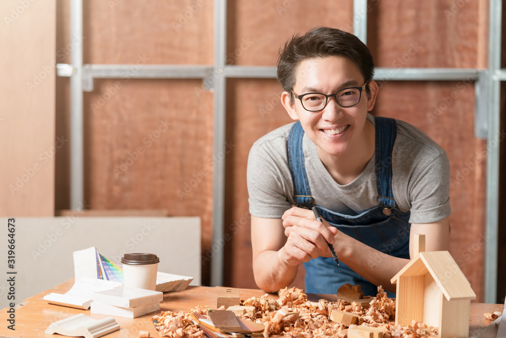 聪明迷人的便捷眼镜亚洲男性手工艺者或室内设计师专注于c场地的木材工作