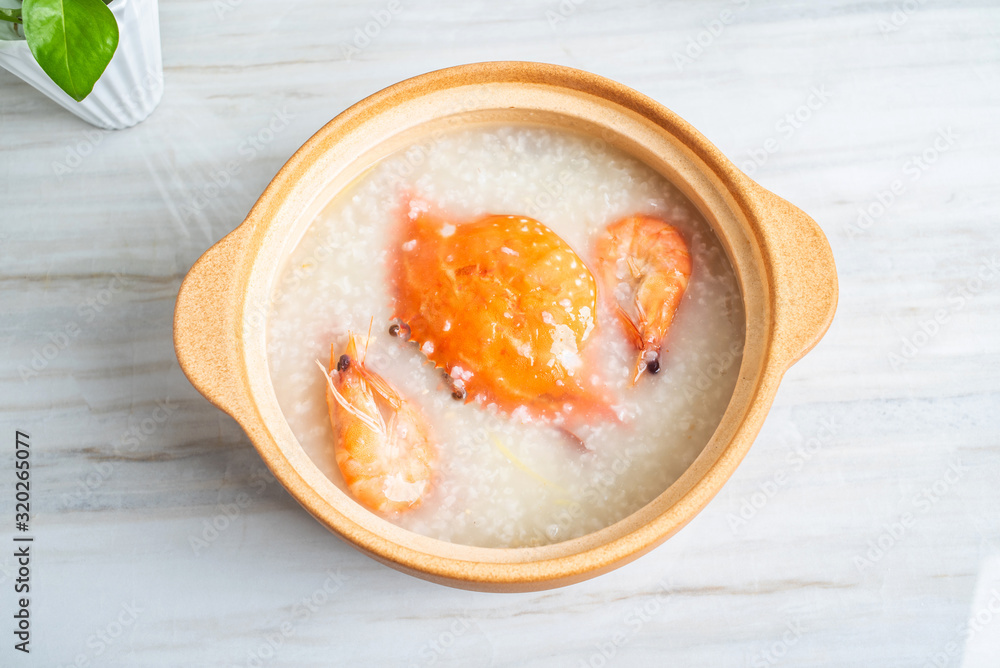 中国潮汕砂锅粥，厨房里的一锅虾蟹海鲜粥