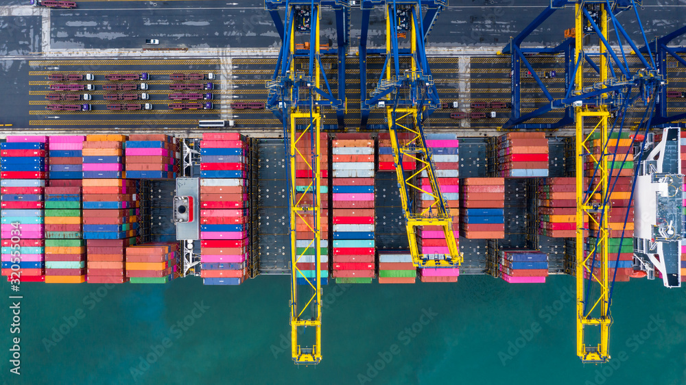 带工作起重机装卸桥的集装箱货运船，集装箱船装卸