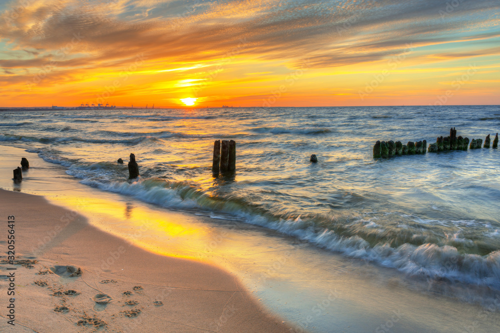波兰格但斯克日落时美丽的波罗的海海滩
