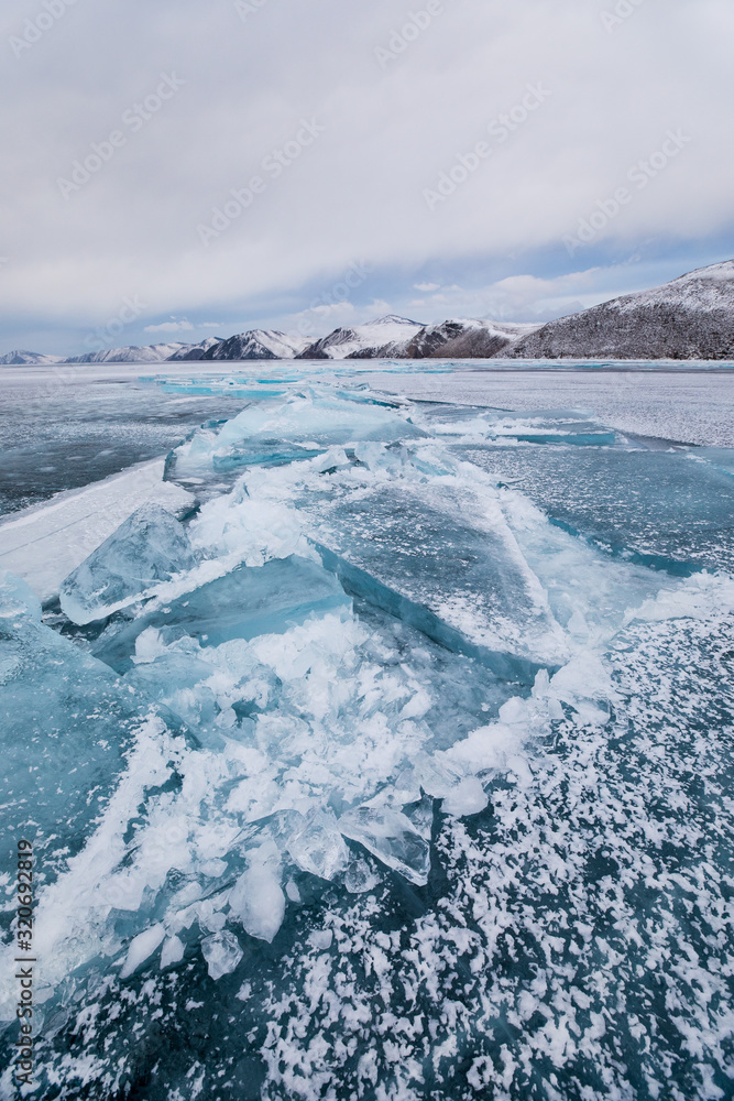 冰冻湖面上的冬季景观，有详细的冰纹前景。贝加尔湖、伊尔库茨克、西贝里