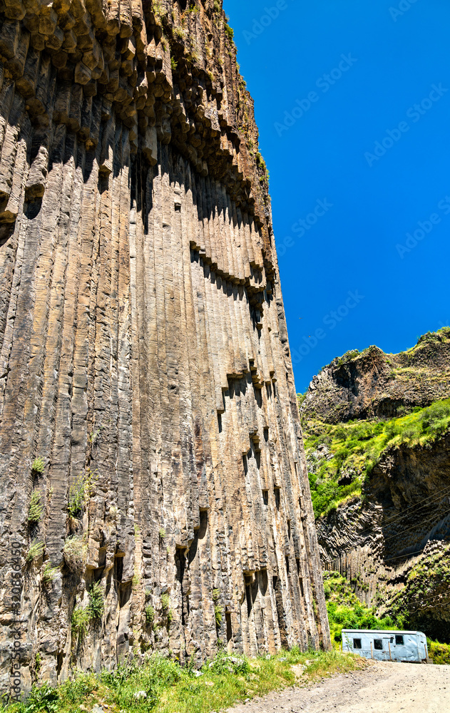 亚美尼亚加尔尼峡谷的玄武岩柱地层