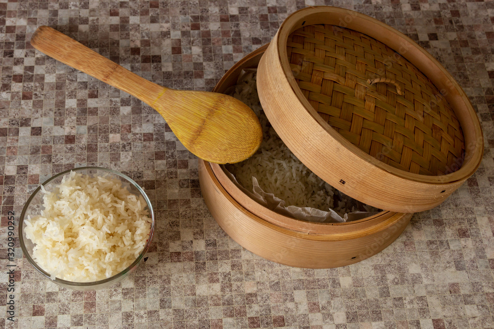 用传统的木制蒸锅煮的米饭有一种特殊的味道。你可以把它作为一道单独的菜来吃。