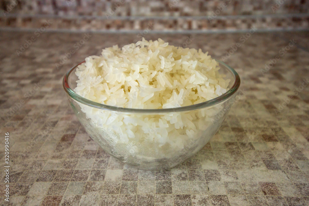 用传统的木制蒸锅煮的米饭有一种特殊的味道。你可以把它作为一道单独的菜来吃。