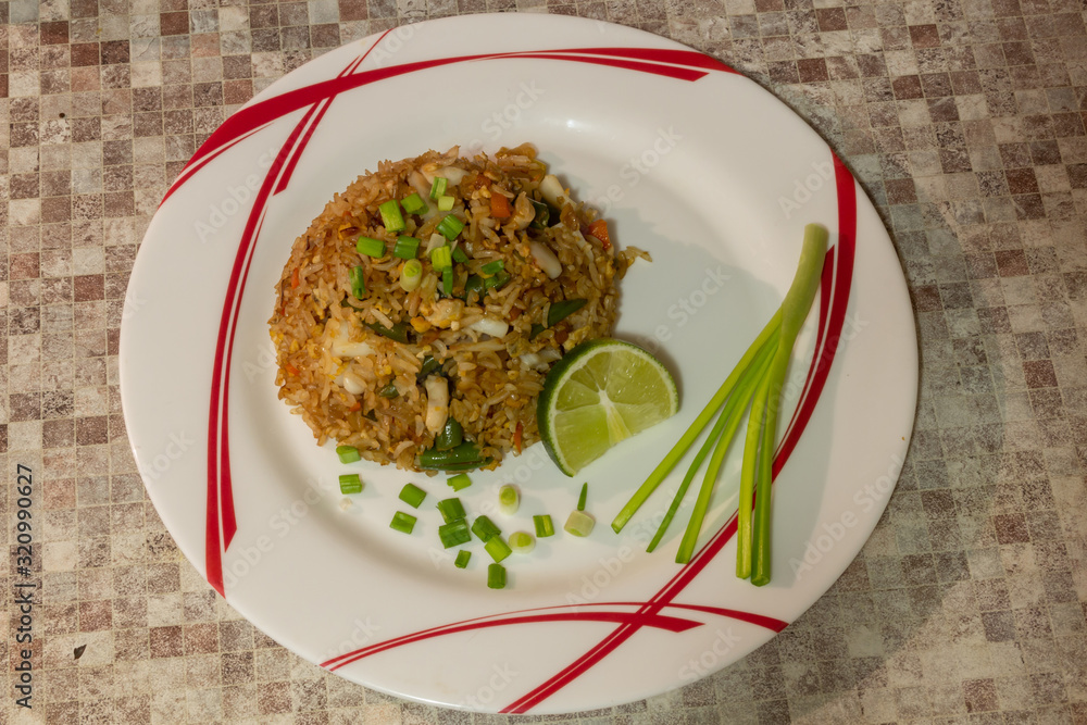 照片上是一道传统的泰国菜炒饭。你可以用你喜欢的食材自己做
